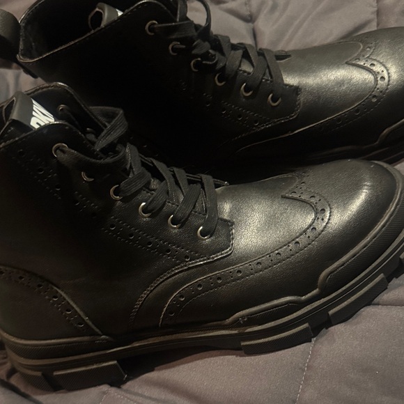 DKNY Men's Perforated Rubber Lug Sole Wingtip Boots - Picture 16 of 16